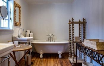 Deep Soaking Bathtub